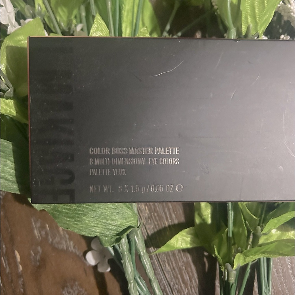 IL Makiage COLOR BOSS MASTER PALETTE
8 MULTI-DIMENSIONAL EYE COLORS